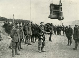 王立フィールド砲兵隊の凧風船は、1919年にフランスで私たちの銃の目だった。 作： Unbekannt
