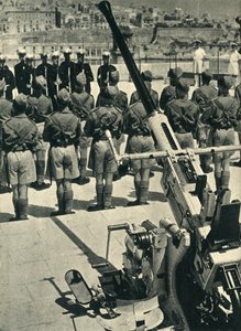 第二次世界大戦、1943年1944年のマルタ防衛の成功を祝うパレードでの王立海兵隊員。 作： Unbekannt