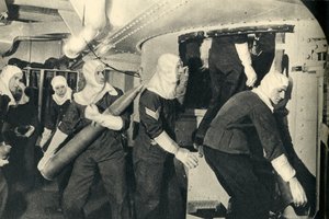 HMS Illustrious、第二次世界大戦、c1939-c1943 1944に搭載された弾薬を扱う王立海兵隊。 作： Unbekannt