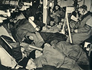 第二次世界大戦、c1939〜c1943 1944の軍艦の銃撃場で眠っている王立海兵隊員。