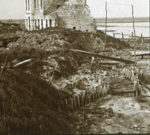 廃墟の建物と海岸沿いの塹壕、c1914-c1918 作： Unbekannt