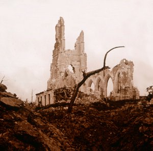 台無しにされた教会、Ablain-Saint-Nazaire、北フランス、c1914-c1918 作： Unbekannt