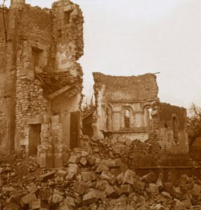 台無しにされた教会、北フランス、トレソーヴォ、c1914-c1918 作： Unbekannt