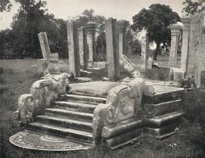 ムーンストーンの階段の前にある柱廊の遺跡。プレート79、アヌラーダプラ、1926 作： Unbekannt