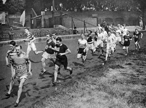 1926-1927年にロンドンのスタンフォードブリッジで公務員のスポーツの日に0.5マイル走った 作： Unbekannt