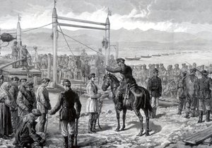 1882年、シベリアのエニセイ川を渡るフェリーを待っている軍の護衛の下でロシアの囚人 作： Unbekannt