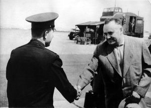 ロシアの宇宙飛行士ユーリガガーリンとロケットエンジニアセルゲイコロヨフ、1961年 作： Unbekannt