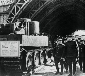 ロシアの将軍がロシアの捕獲されたドイツの武装の博覧会を視察、1943年 作： Unbekannt