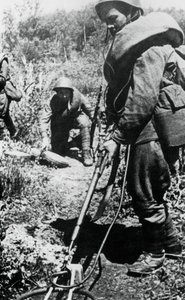 1944年、ミンスクの西側で地雷を除去するロシアの兵士 作： Unbekannt