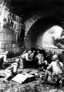 1944年、ラトビアのリガの近くで活動しているロシアの兵士 作： Unbekannt