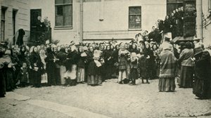フロントからのニュースを待っているロシアの兵士の妻...、第一次世界大戦、1915、c1920。 作： Unbekannt