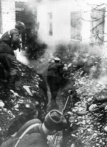 1942年、コーカサス、オルドニキッツェ近くの村を解放するロシア軍 作： Unbekannt