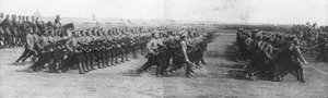 1914年7月22日、フランスのレイモンドポアンカレス大統領のロシア訪問中に行進しているロシア軍。 作： Unbekannt
