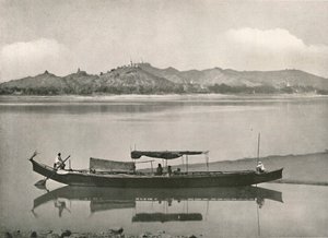 Sagaing、Irrawaddyで-すべての丘の頂上にPagodaがあり、1900年。 作： Unbekannt