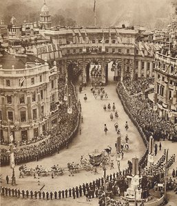 船員が1937年5月12日、トラファルガー広場のルートを並ぶ 作： Unbekannt