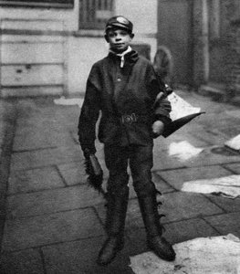 1926年から1927年にロンドンの道路で馬の糞を掃除する清掃員の少年 作： Unbekannt