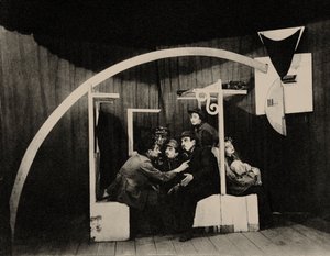 ショーレム・アレイケムの戯曲「エージェント」の一場面。セットデザイナーのマルク・シャガール、1921年。 作： Unbekannt