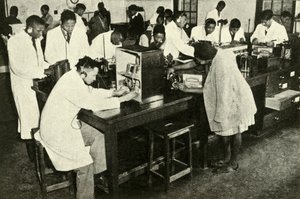 ネイティブカレッジのシーン-物理研究所の学生、c1948。 作： Unbekannt