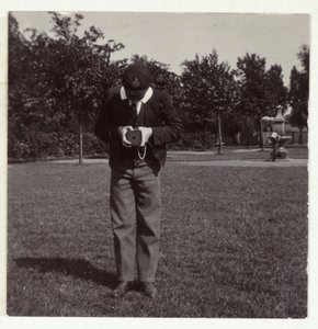 写真を撮るスクールボーイ（1905年頃 作： Unbekannt