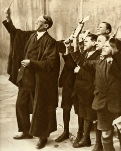 男子生徒と日食を観察する教師、イギリス、1921年、1935年。 作： Unbekannt