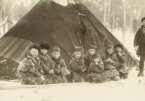 スウェーデン。テントの前で幸せな子供たち。 1900年頃 作： Unbekannt