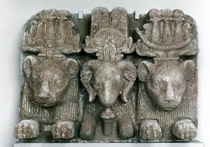 3つの動物の頭の彫刻 作： Unbekannt