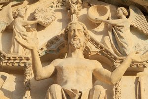 キリストが玉座に座っている彫刻。最後の審判」。西側中央門のティンパナム。聖ステファン大聖堂。クローズアップ。