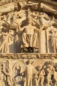 キリストが玉座に座っている彫刻。最後の審判」。西側中央門のティンパナム。聖ステファン大聖堂。