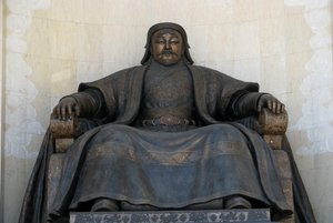 2005年ウランバートルの国会議事堂のチンギスカーン像
