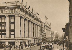 セルフリッジと、建物が飲み込んだ古いオックスフォードストリートの最後のショップ、c1935。 作： Unbekannt