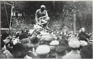 1918年、コルツォフラジン記念碑の献堂式でのセルゲイイェセニン