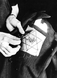 ユダヤ人を識別する黄色い星をジャケットに縫い付け、ドイツ占領下のパリ、1942年 作： Unbekannt