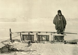 壊れた南部のそり、1908年、1909年に立っているシャクルトン。 作： Unbekannt