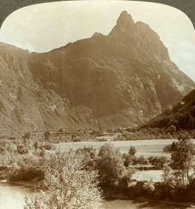 Romdalshornの鋭い尖塔、ノルウェー、ラウマ川の上の山壁c1905。 作： Unbekannt
