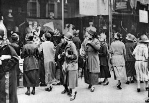 ロンドン、ケンジントンハイストリートの買い物客、1926年〜1927年 作： Unbekannt