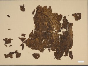 1000 年代から 1100 年代の雄牛に乗った鷹匠の絹の断片。 作： Unbekannt