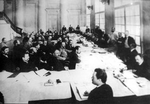 1906年にサンクトペテルブルクの第一下院の農業委員会に座る