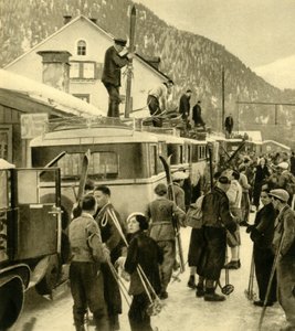 オーストリア、サンアントンアムアールベルクに到着するスキーヤー、c1935年。 作： Unbekannt