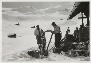 シャレーの外にいるスキーヤー（1930年頃 作： Unbekannt