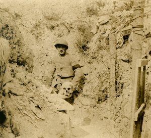 溝に埋められていた頭蓋骨、c1914-c1918