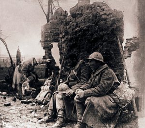 廃墟の兵士、c1914-c1918 作： Unbekannt