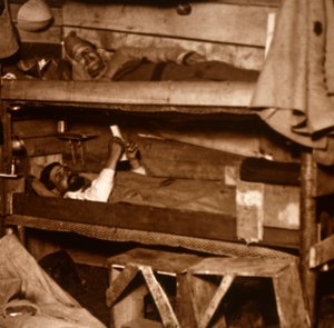 木製寝台の兵士、c1914-c1918 作： Unbekannt