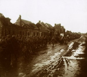 爆撃された過去の家々を行進する兵士、北フランス、シャンパーニュ、c1914-c1918