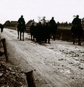 道路上の兵士、c1914-c1918 作： Unbekannt