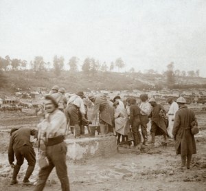 泥の中を水のために待機している兵士、フランス北部のジェコート、c1914-c1918 作： Unbekannt