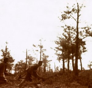 戦場で走る兵士、c1914-c1918 作： Unbekannt