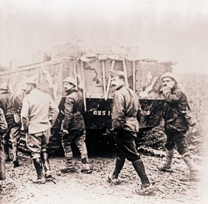 タンクの後ろを歩く兵士、c1914-c1918。