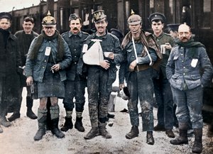 捕獲されたドイツのヘルメットを着用したヌーブシャペルの戦いで負傷した陽気な人物、1915年