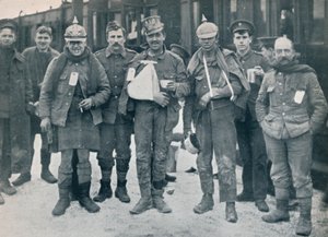 捕獲されたドイツのヘルメットを着用したヌーブシャペルの戦いで負傷した陽気な人物、1915年 作： Unbekannt