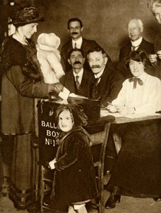 1918年12月14日、イギリス、1935年に初めて投票できる女性もいます。